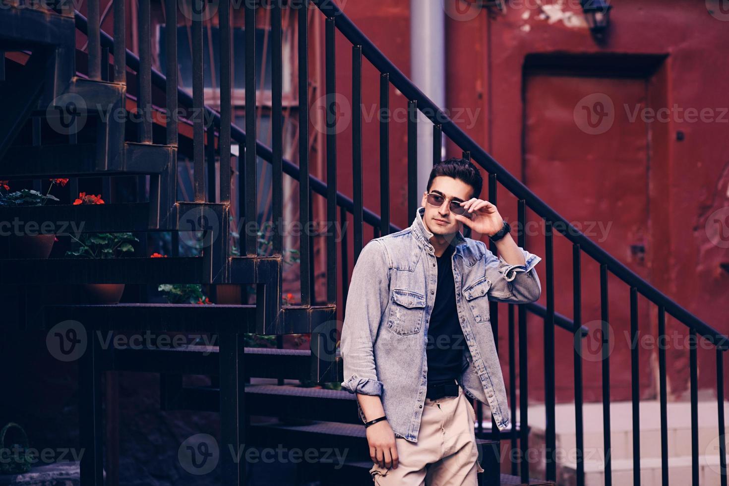 beau jeune modèle d'un homme portant des lunettes de soleil photo