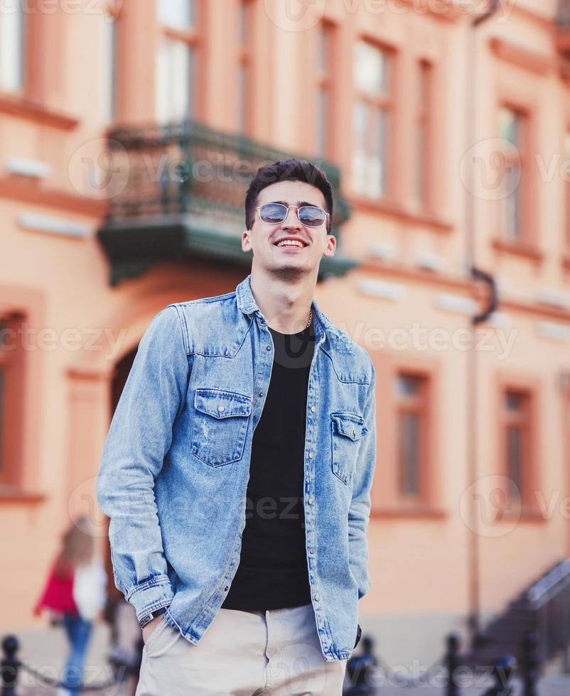 homme élégant avec des lunettes photo