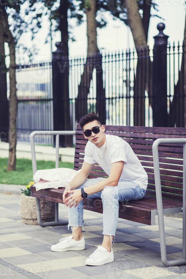 beau jeune homme à lunettes de soleil photo