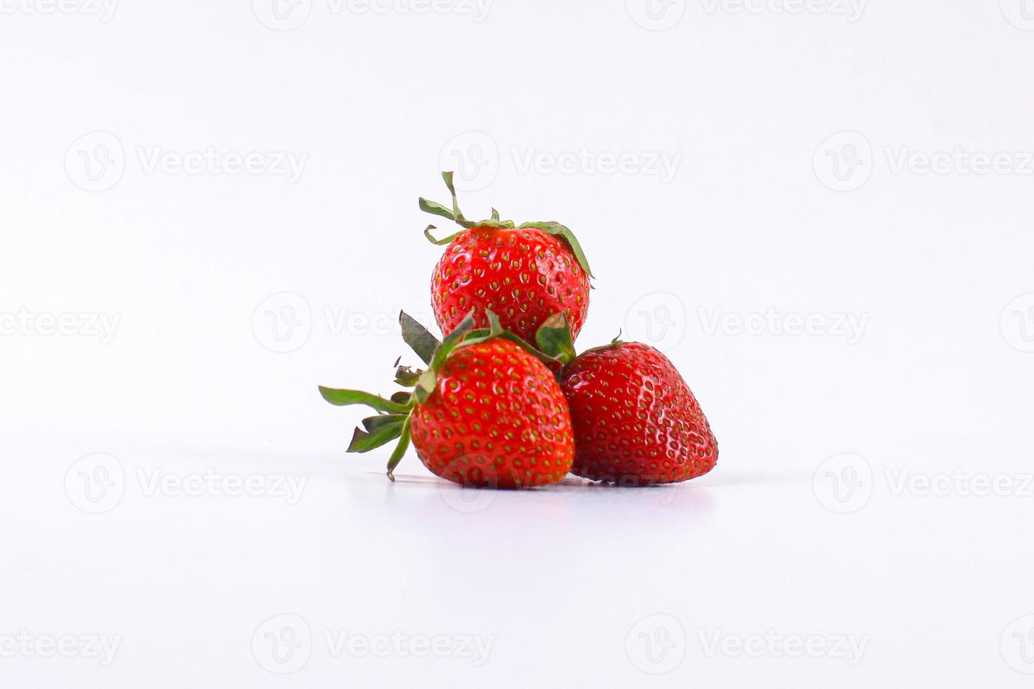 fraises rouges fraîches isolé sur fond blanc photo