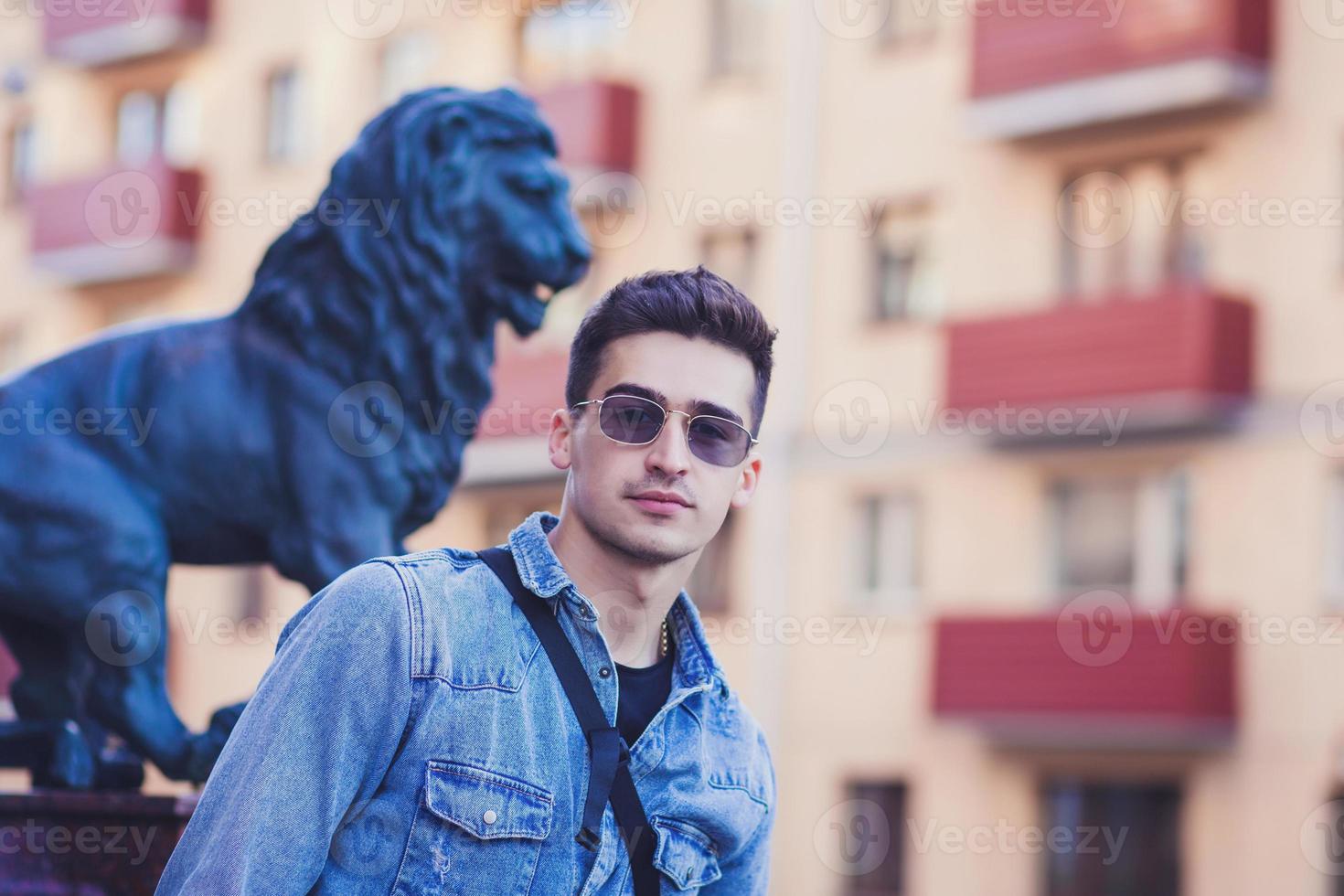 bel homme positif avec des lunettes photo