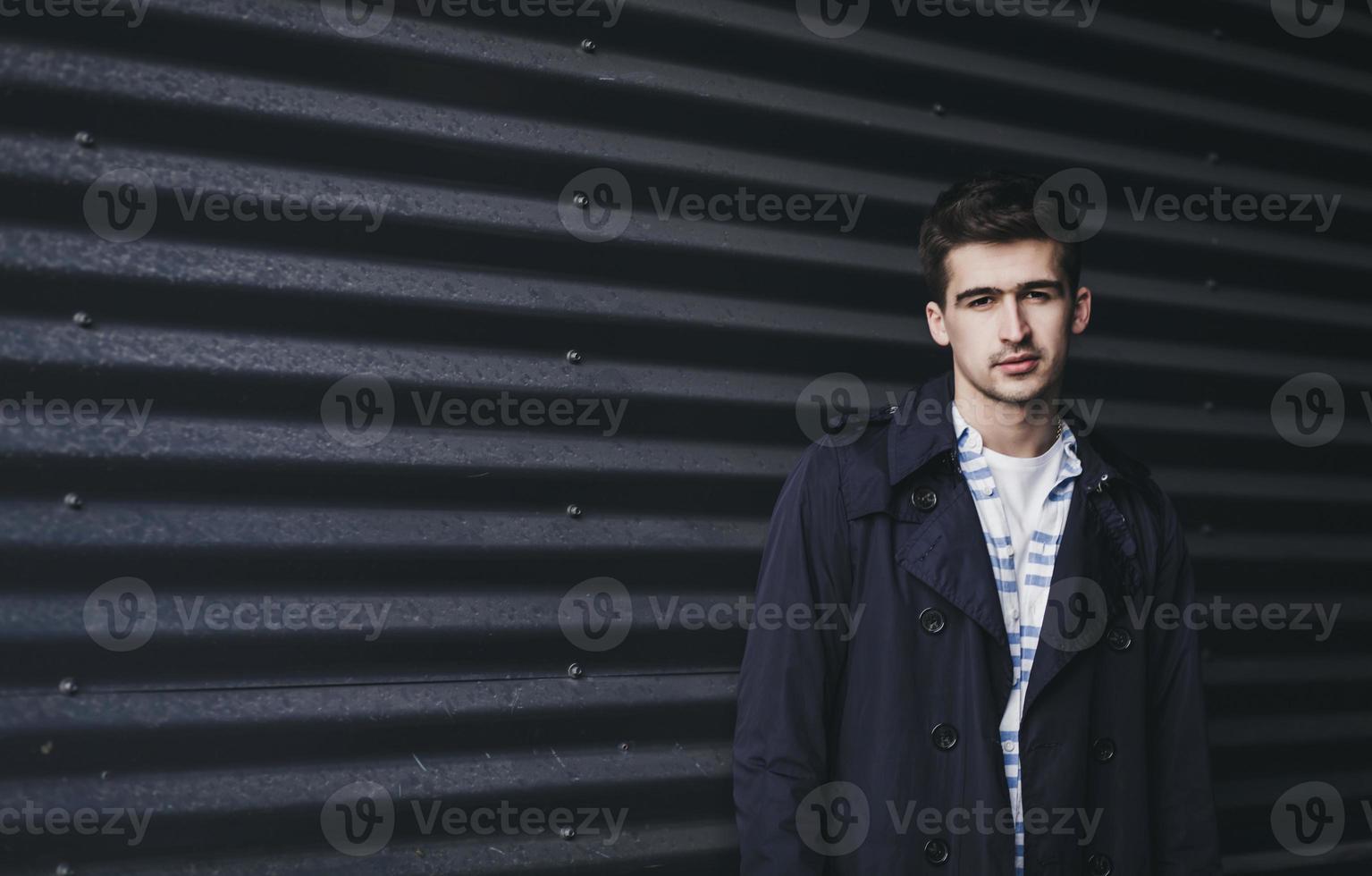 jeune homme en vêtements élégants photo