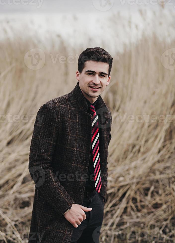 bel homme en tenue de soirée photo