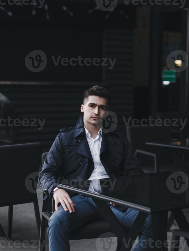 homme confiant dans un manteau élégant photo