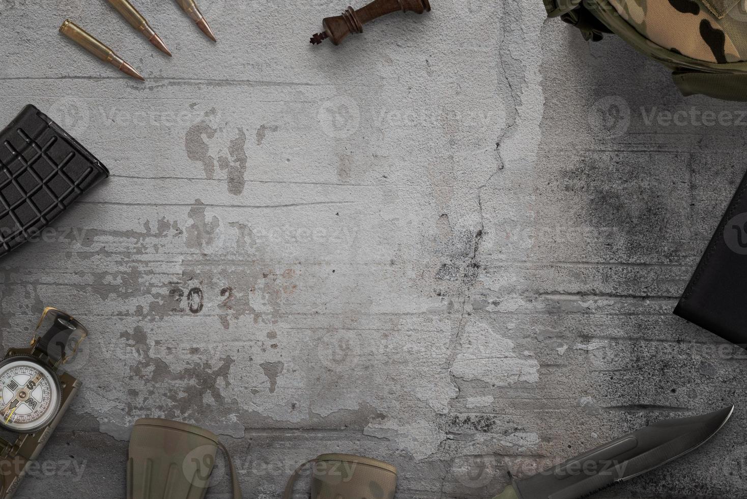 équipement militaire sur une surface rugueuse avec espace de copie au milieu. vue de dessus de l'armée, composition à plat photo