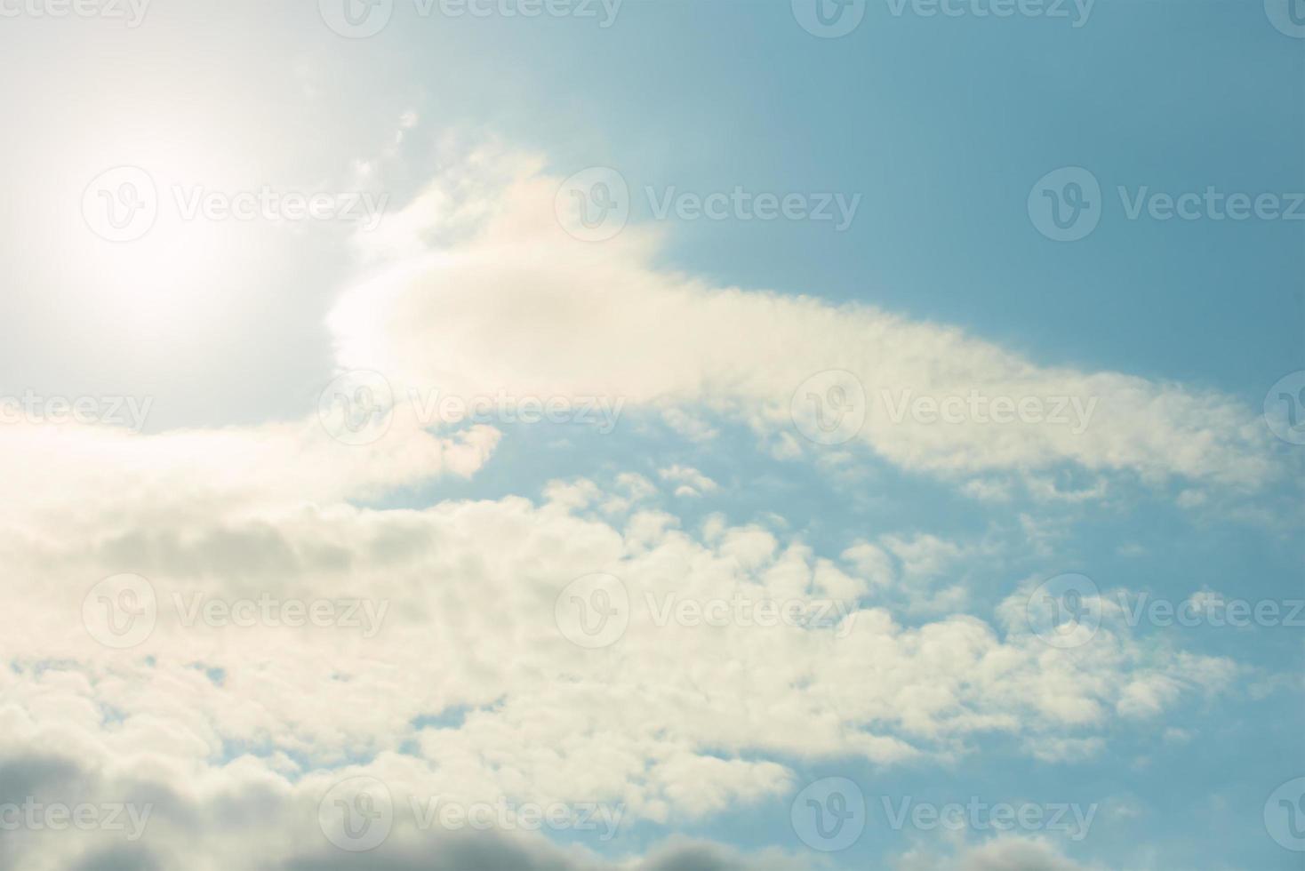 le ciel bleu et les nuages blancs cachaient le soleil. ciel flou. photo