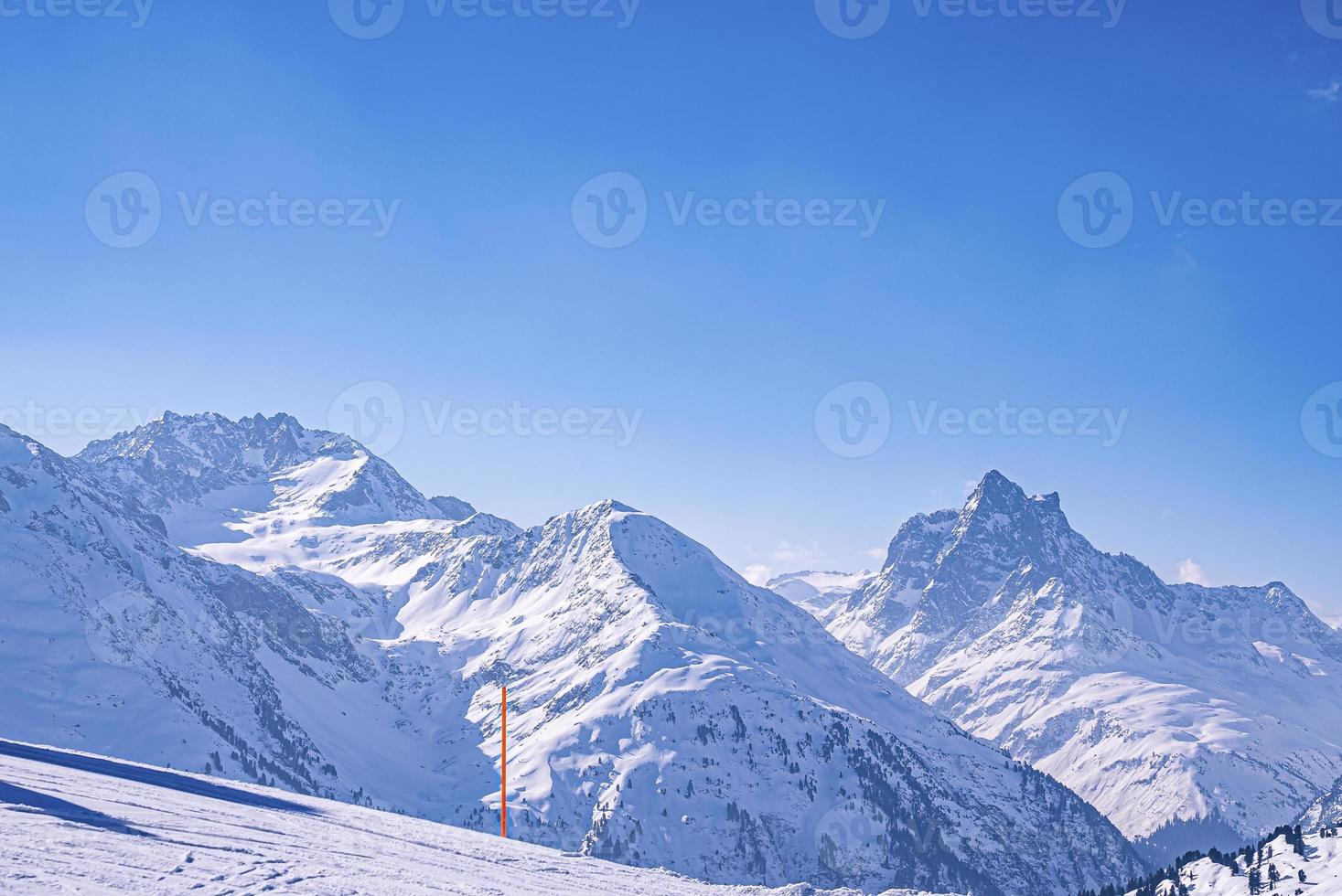 chaîne de montagnes rocheuses enneigées pendant la saison hivernale froide photo