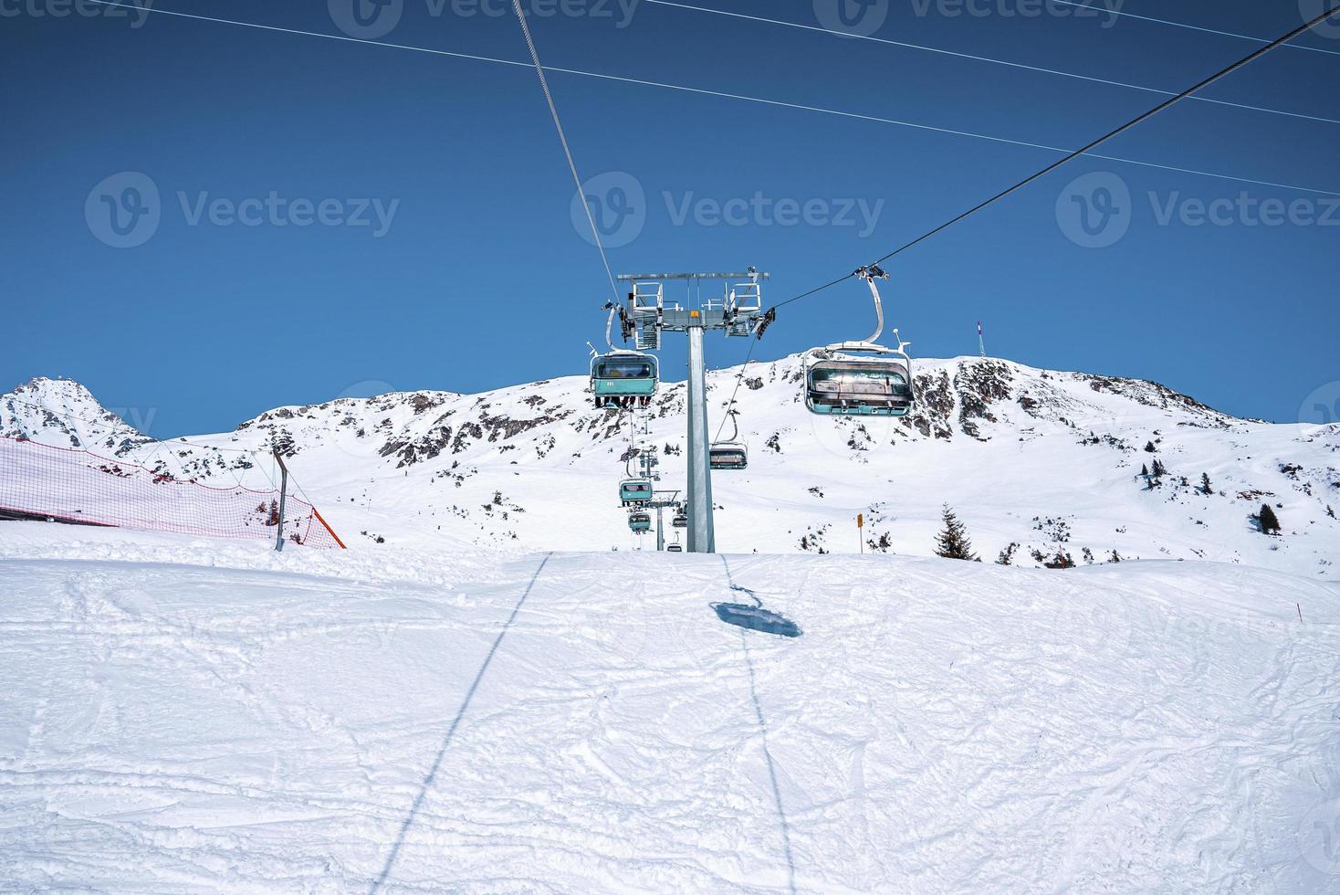 Téléski sur paysage couvert de neige contre ciel bleu clair photo