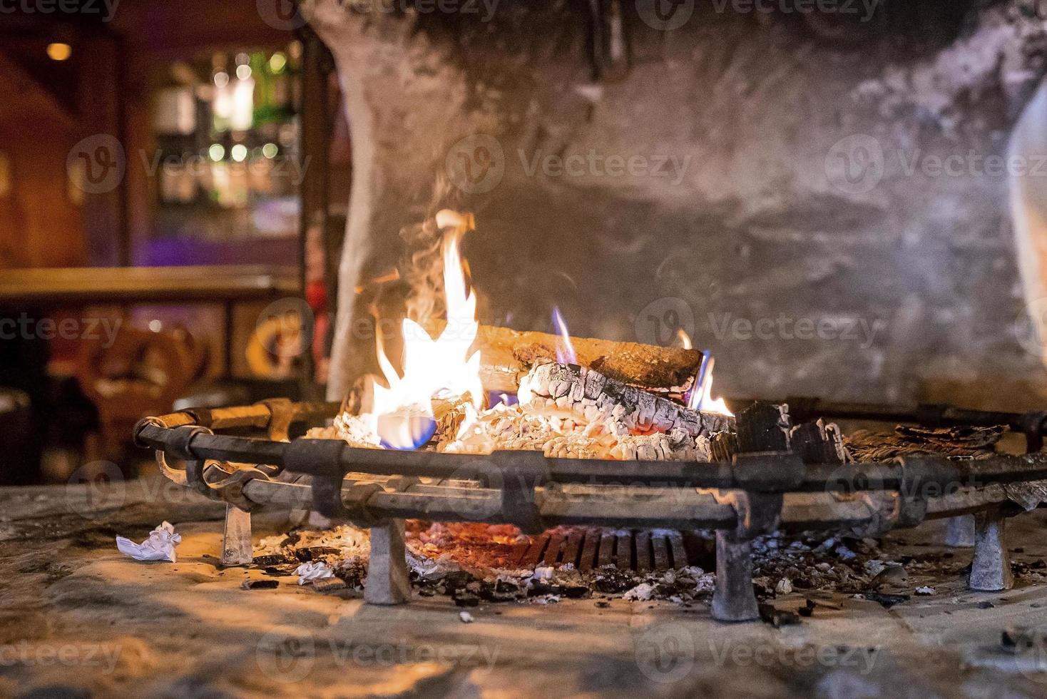 cheminée brûlante dans un restaurant rustique en hiver photo