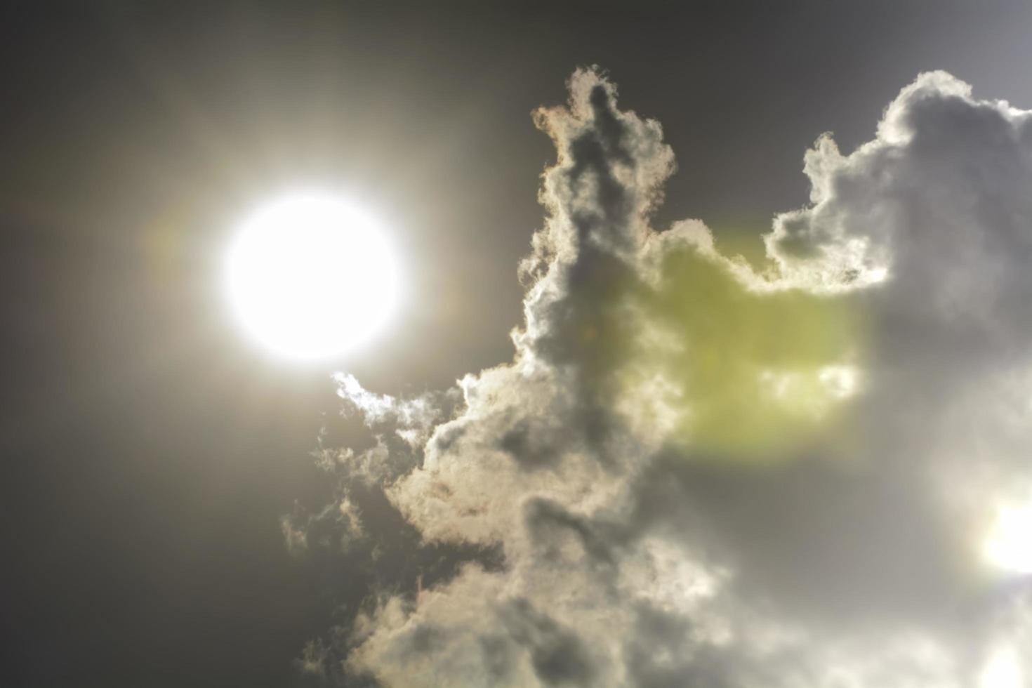 rayon de soleil dans les nuages sombres et le ciel photo