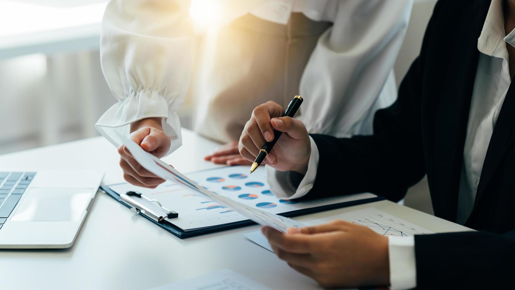 chef d'entreprise confiant, conférence de réunion d'équipe commerciale au bureau, le cadre supérieur travaillant et discutant du nouveau plan d'investissement de projet avec le secrétaire et de la stratégie de profit de l'entreprise. photo