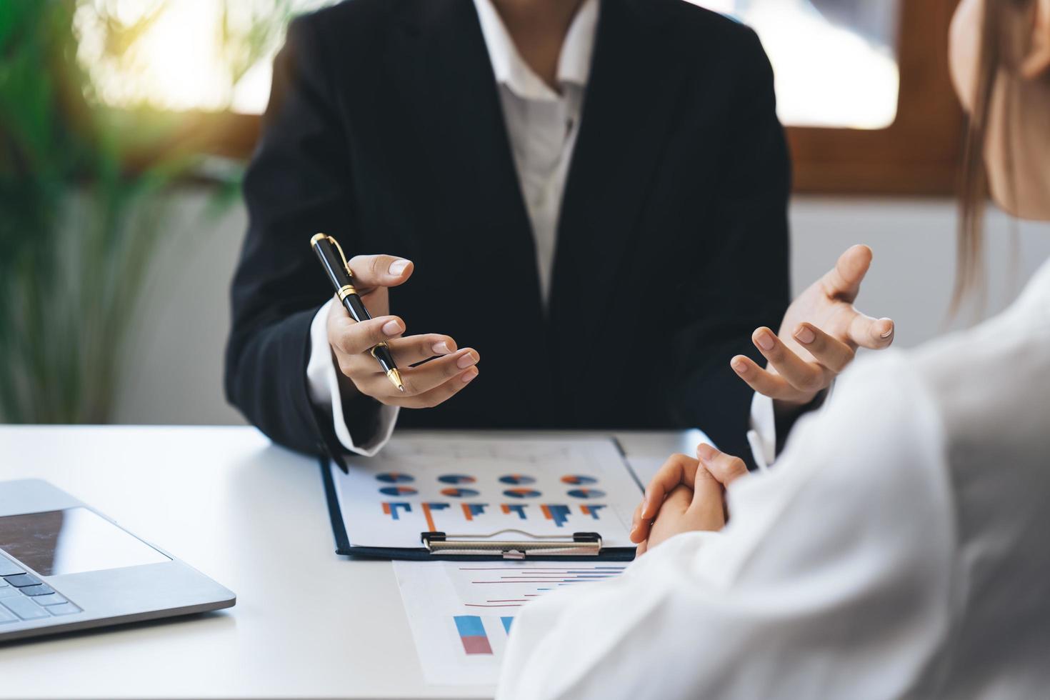 réunion d'hommes d'affaires pour discuter de la situation sur le marché des concepts financiers d'entreprise. photo