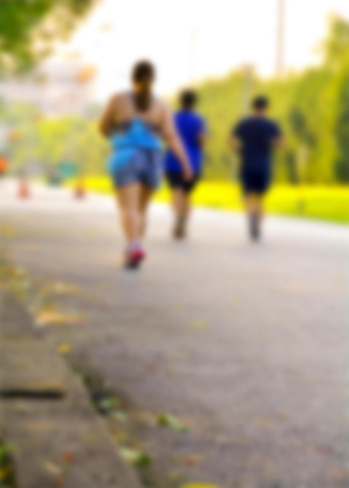 exercice pour perdre du poids dans un parc public à bangkok en thaïlande et flou doux photo