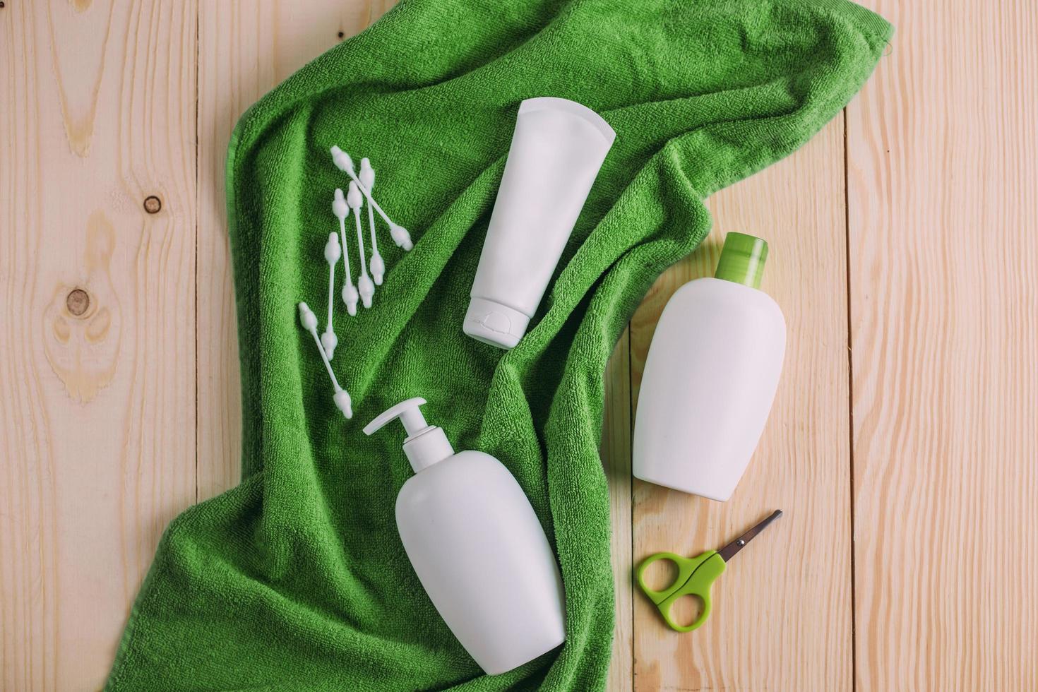 ensemble d'accessoires pour bébé pour l'hygiène sur table en bois. photo