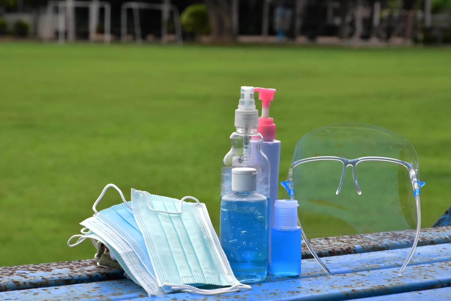 gel désinfectant pour les mains et masques faciaux pour se nettoyer les mains et les porter avant d'entrer pour protéger et prévenir le virus covid-19 ou le coronavirus et les germes. photo