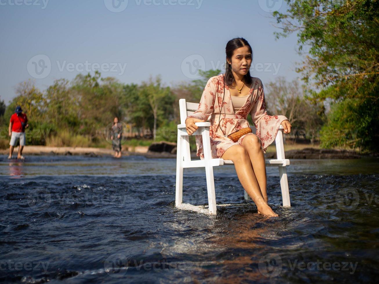 femme sur la rivière photo
