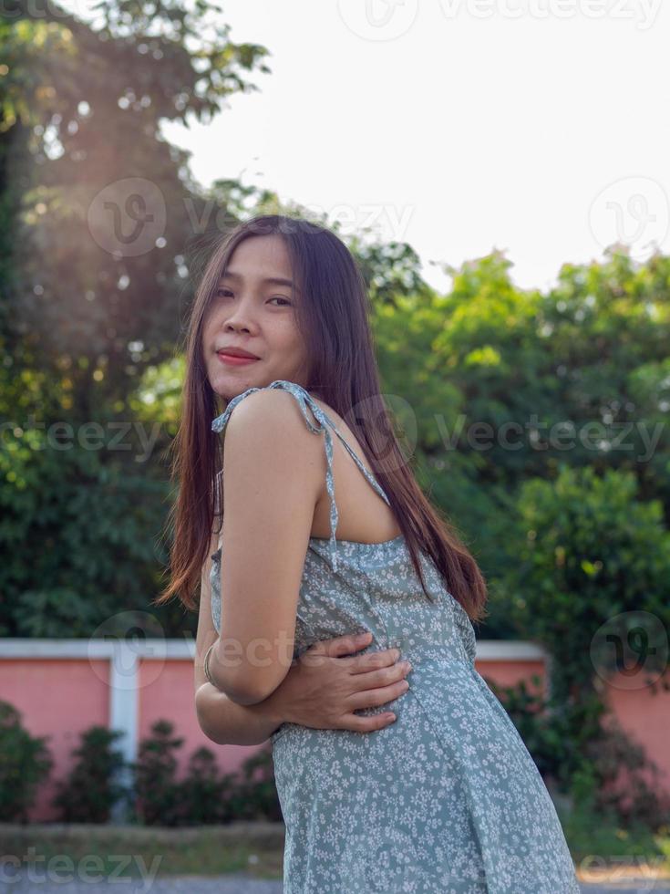 femme vêtue d'une robe bleu ciel photo