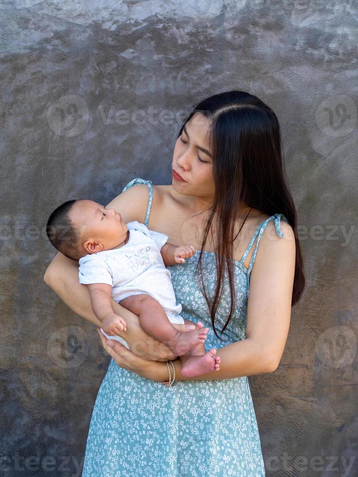 femme et bébé photo