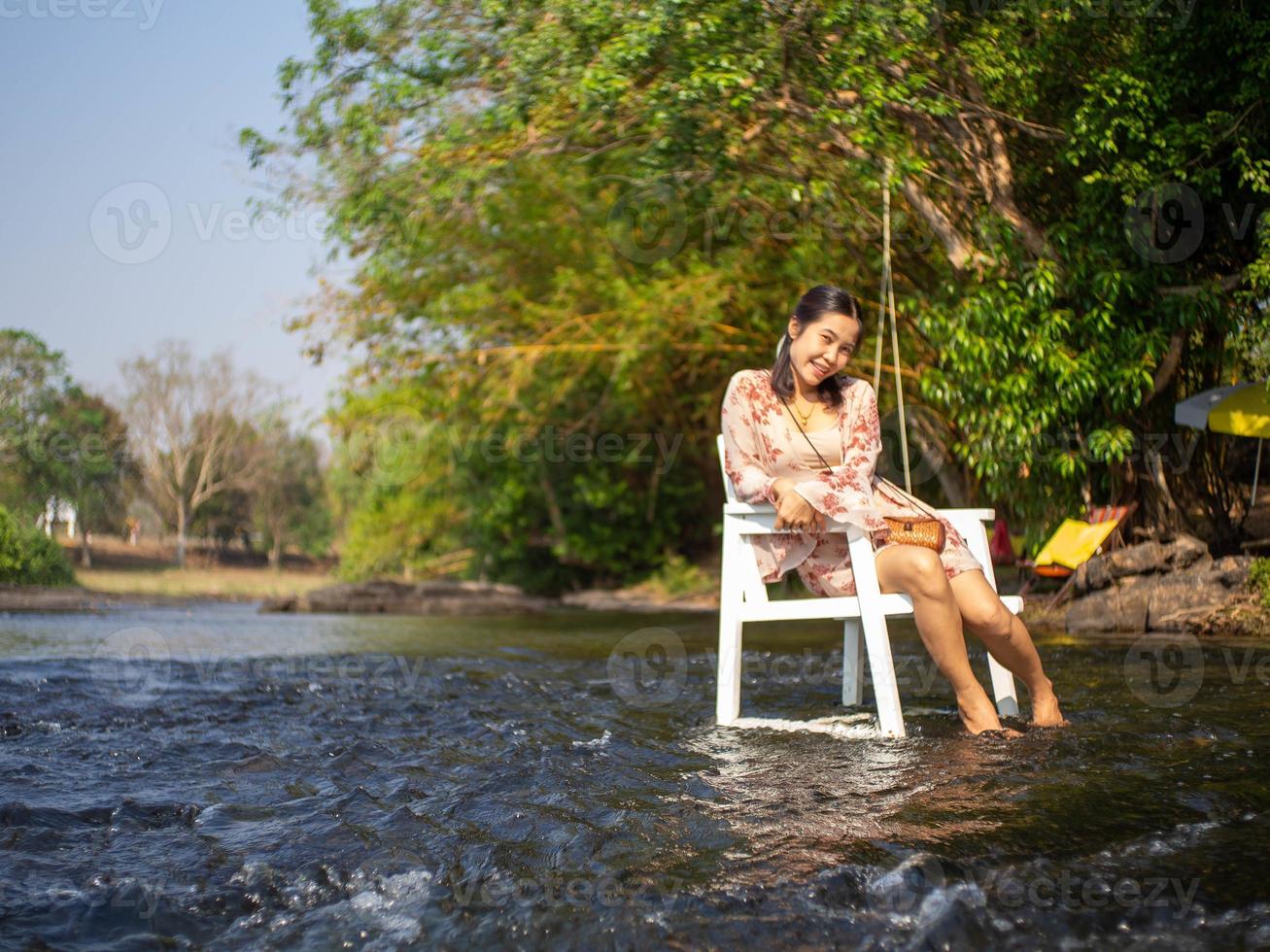 femme et rivière photo