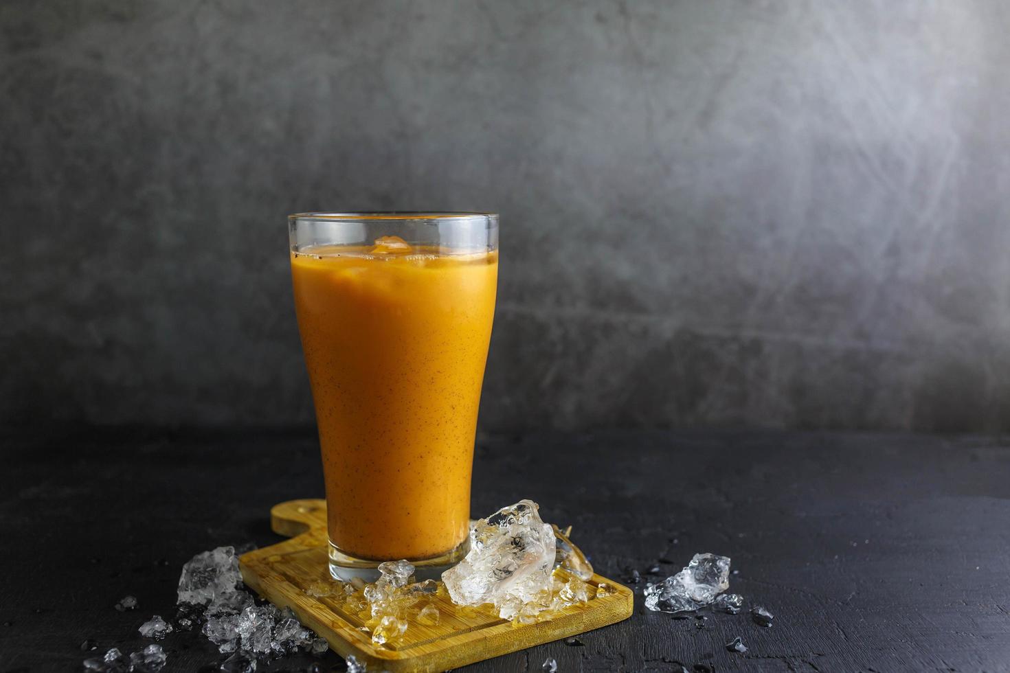 thé au lait glacé dans un verre avec de la glacethé au lait glacé dans un verre avec de la glace photo