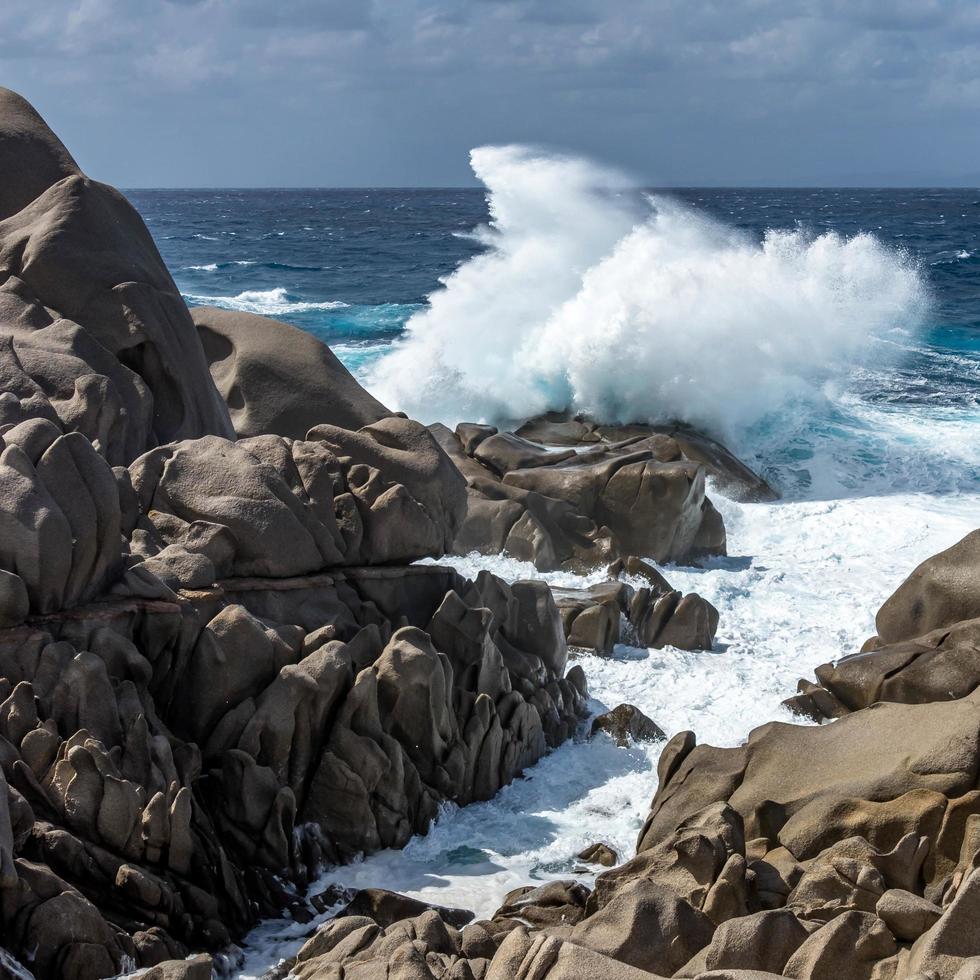 vagues battant le littoral à capo testa sardaigne photo