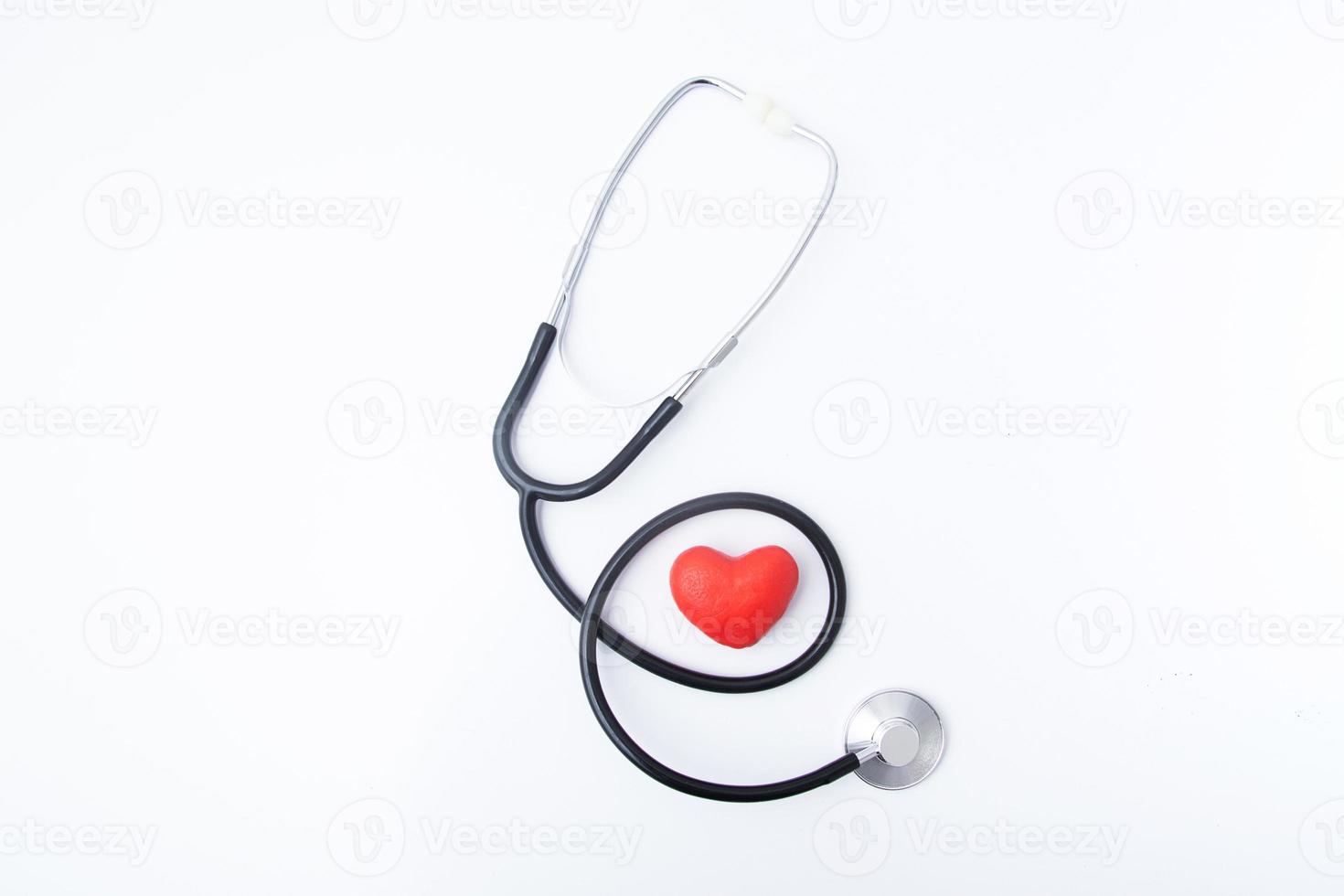 coeur rouge avec stéthoscope médical. assurance maladie ou traitement cardiaque, concept de santé mentale. mise à plat photo