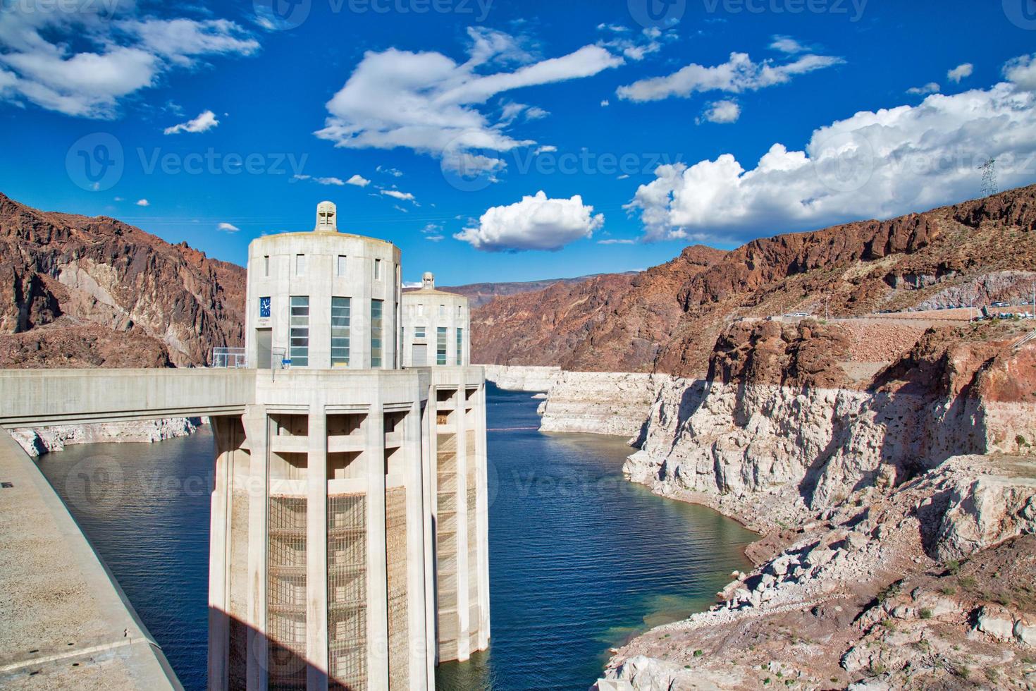 Hoover dam power towers et réservoir photo