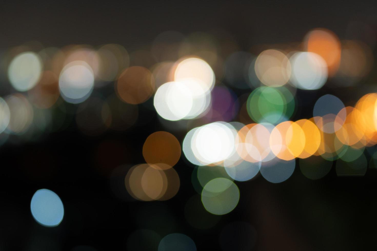 lumière abstraite dans la ville bokeh et lumières défocalisées, arrière-plan flou nocturne photo