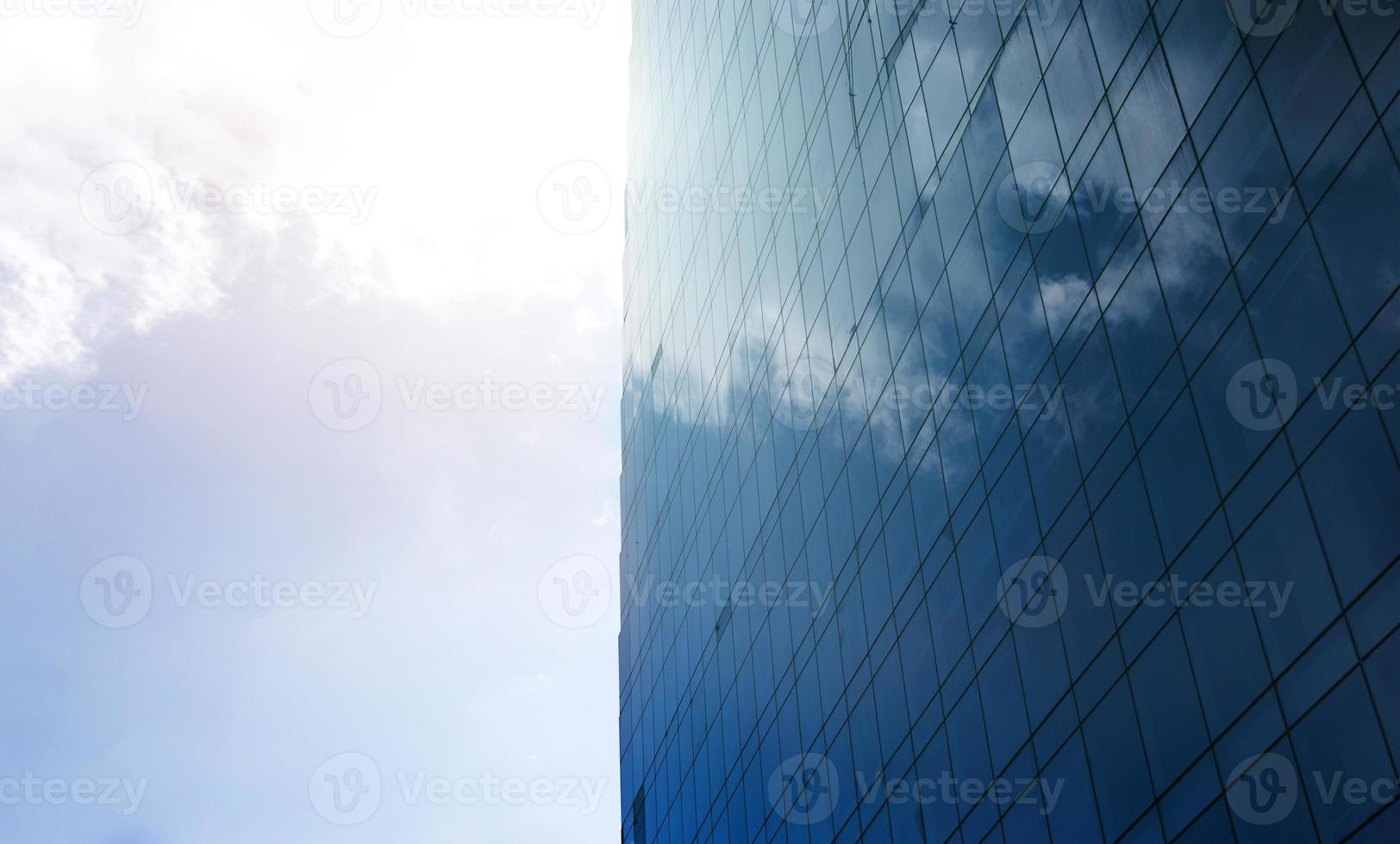 immeuble de grande hauteur avec ciel en ville photo