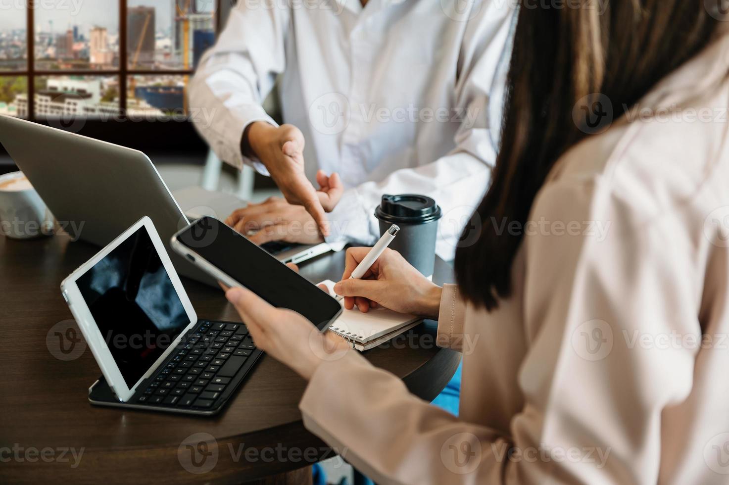 équipe d'analystes commerciaux discutant du nouveau projet de démarrage. dans un bureau contemporain photo