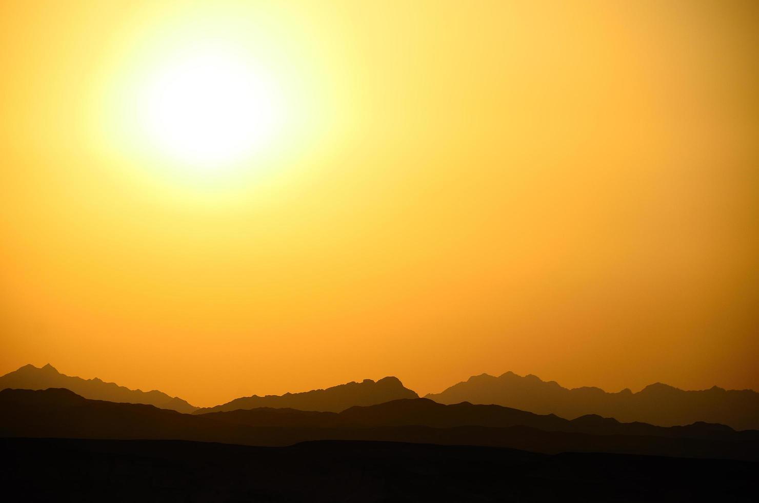 belles montagnes au coucher du soleil photo