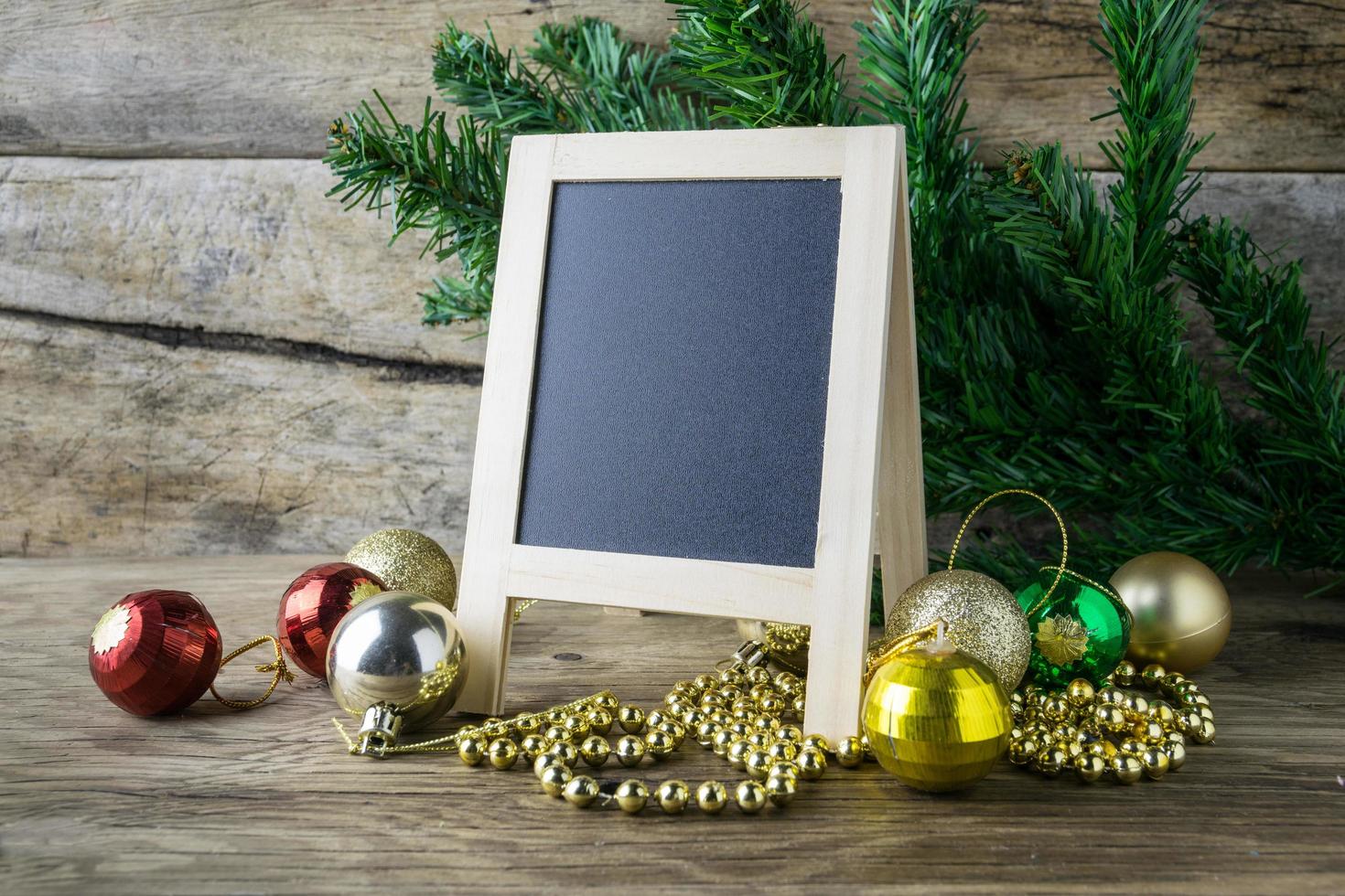 cadre photo et décorations de noël sur fond de bois ancien.