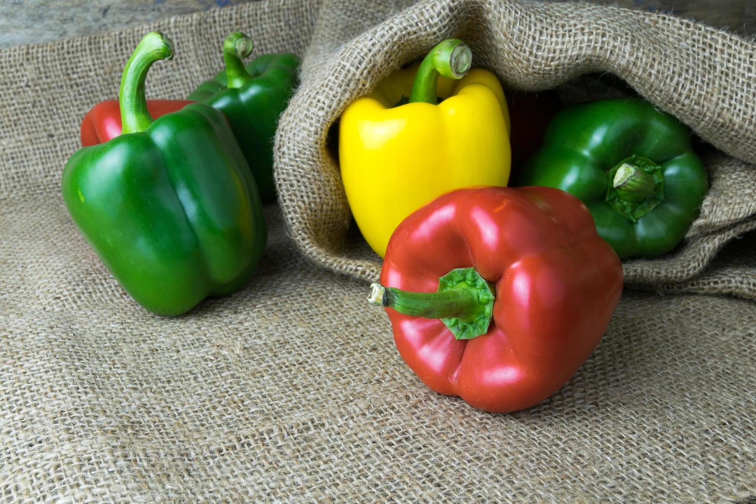 Poivrons colorés sur table en bois photo