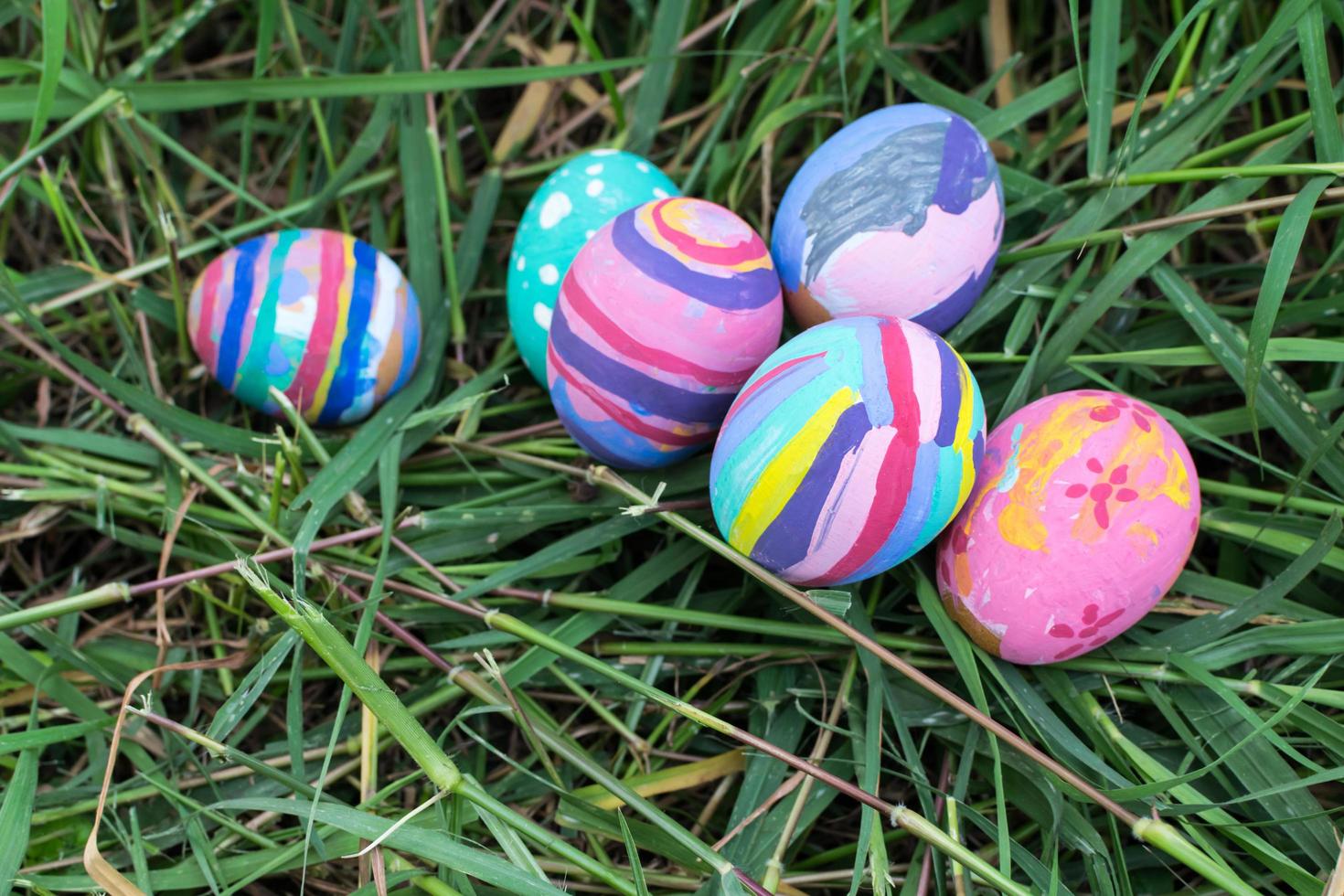 oeufs de pâques dans l'herbe verte. mise au point sélective. photo