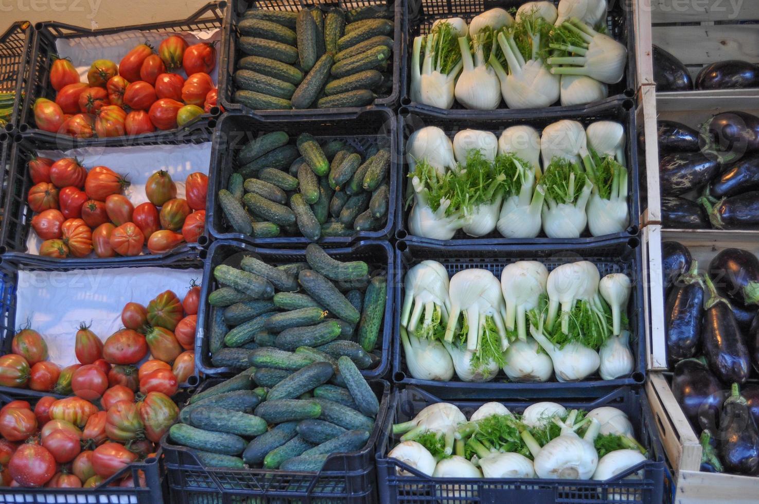 Légumes en caisse sur une étagère du marché photo