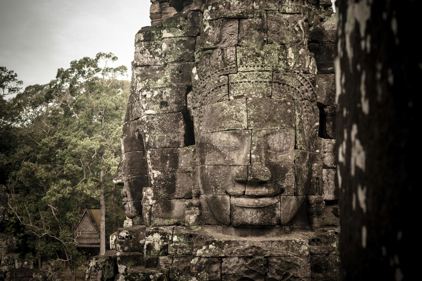 le mystère du visage du bayon dans le temple bayon d'angkor thom dans la province de seam reap, cambodge. photo