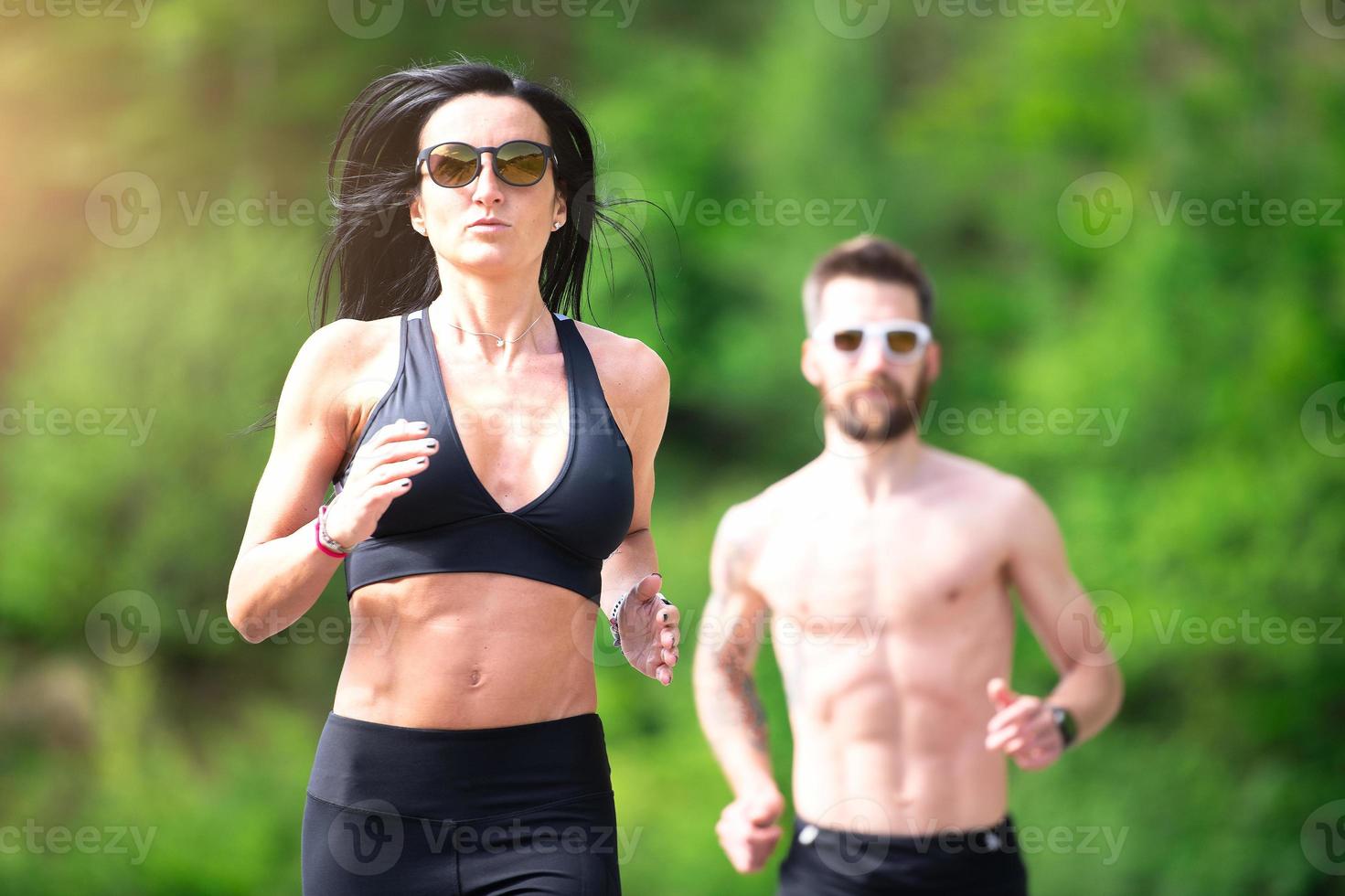 une femme sportive s'entraîne devant son entraîneur sportif photo