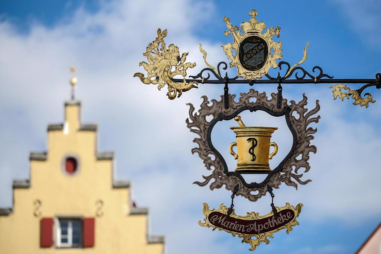 Rothenburg ob der tauber, nord de la Bavière, Allemagne, 2014. marien-apotheke hanging sign photo