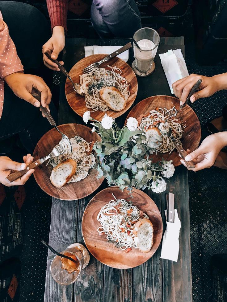 manger des spaghettis avec des amis est très agréable photo