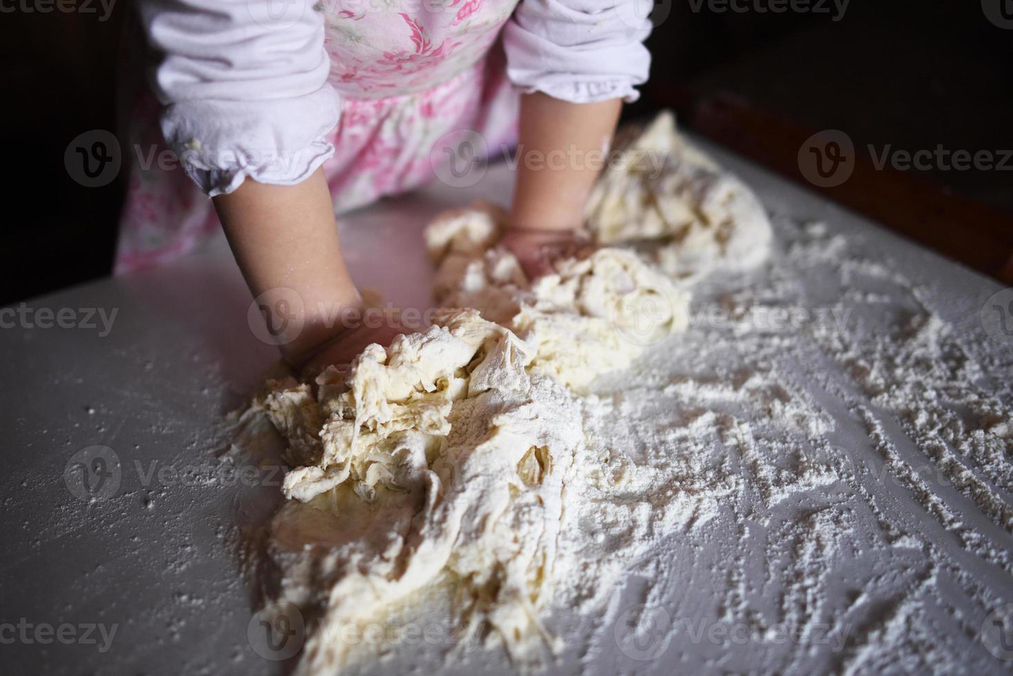 enfant pétrir la pâte photo