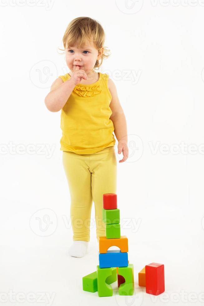 petite fille jouant avec des blocs de jouets colorés photo