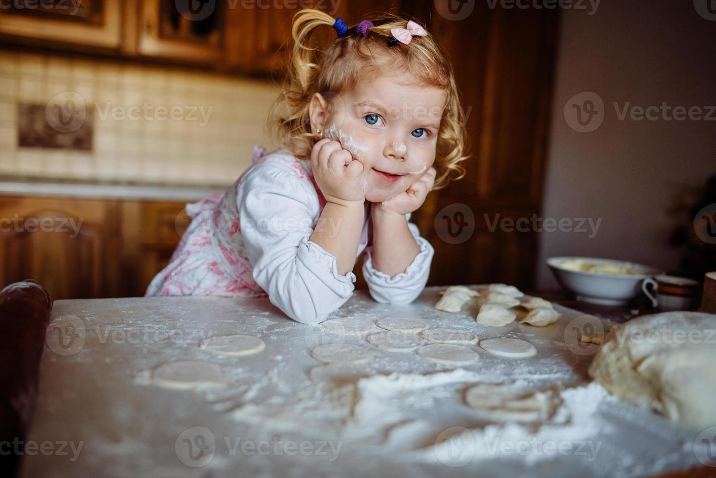 fille de boulanger en toque à la cuisine photo