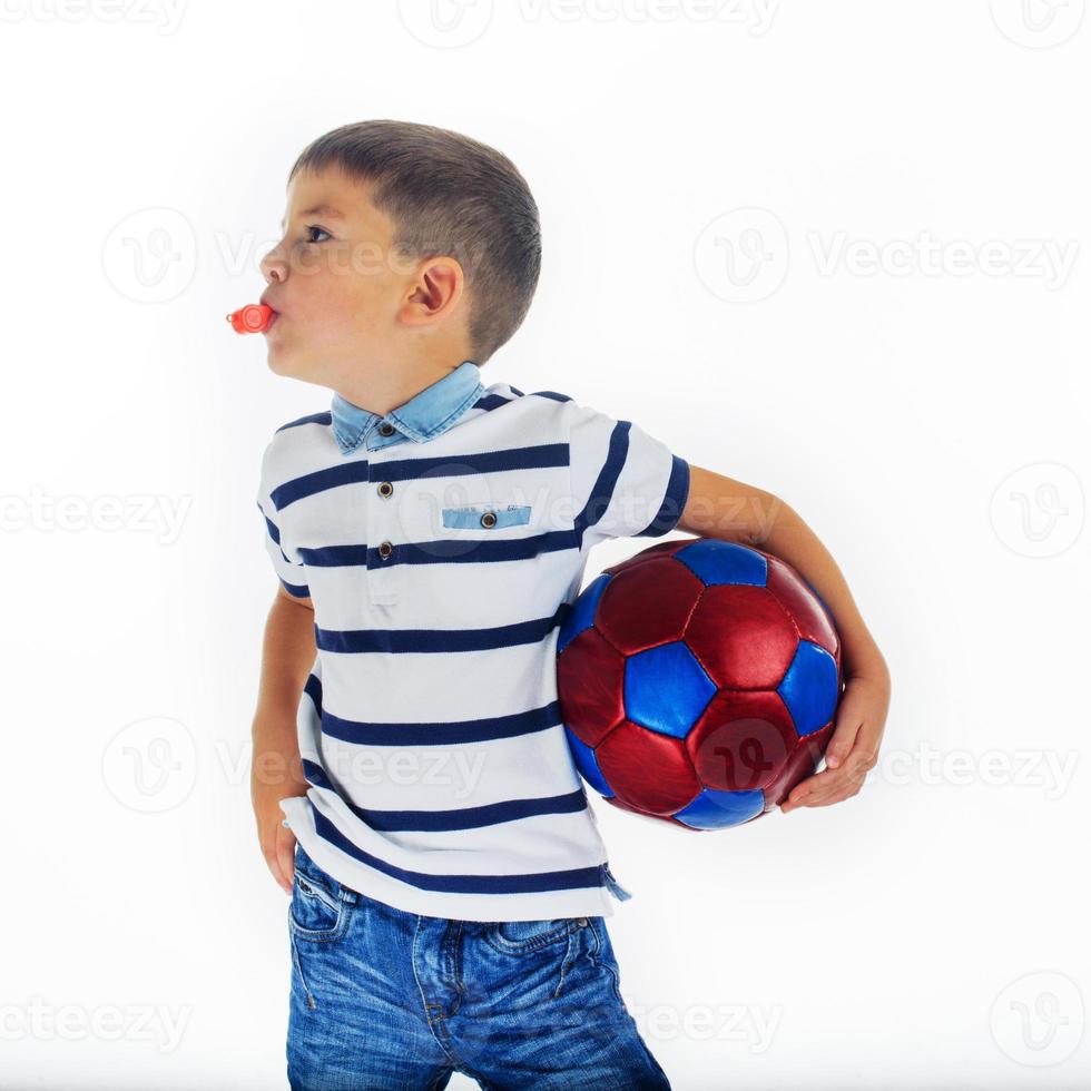 petit garçon footballeur isolé photo