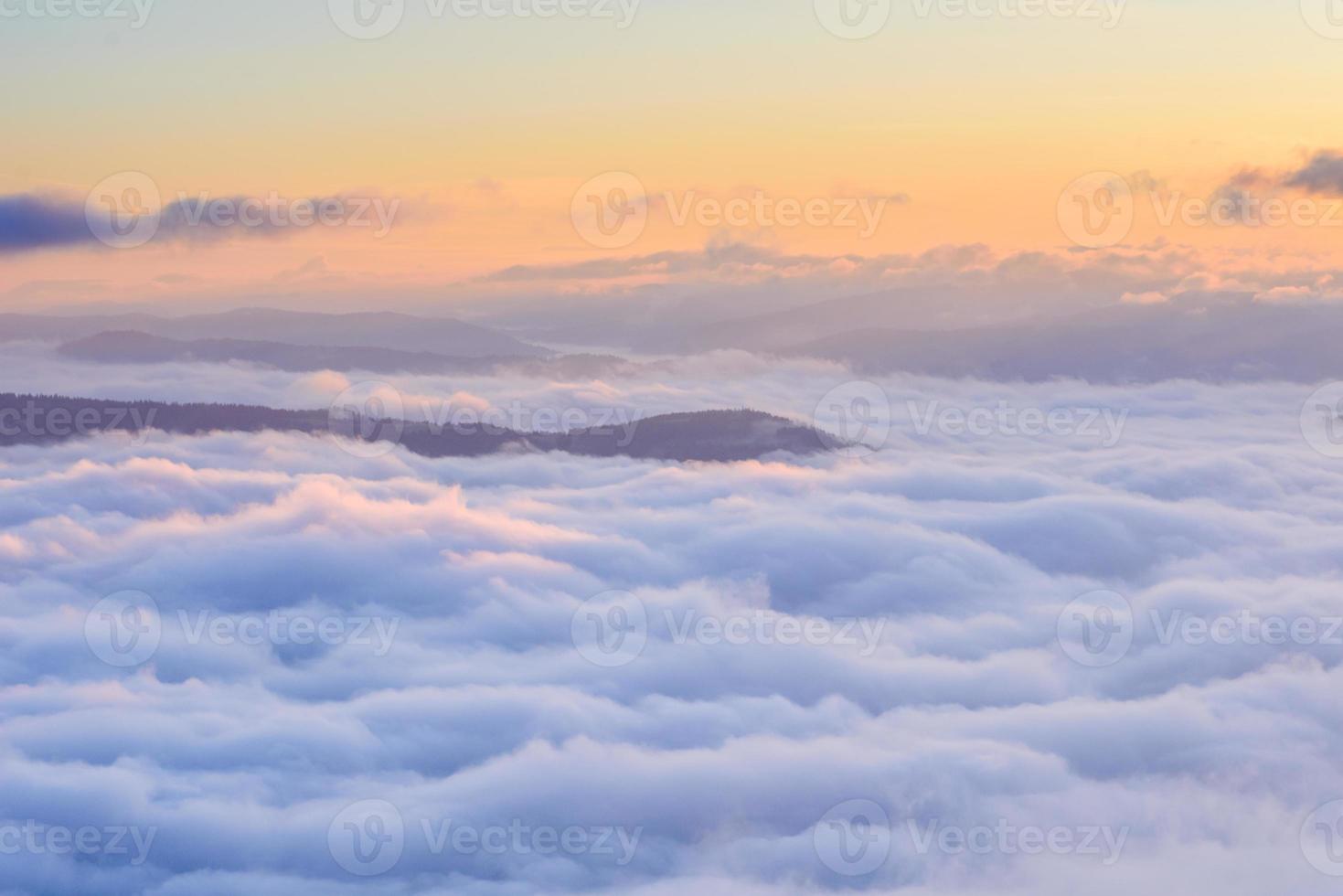 lever du soleil dans les montagnes photo