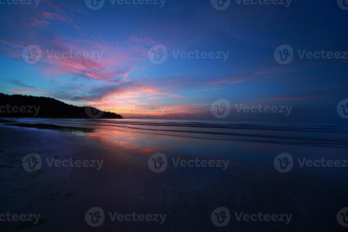 Le soleil couchant sur la plage photo