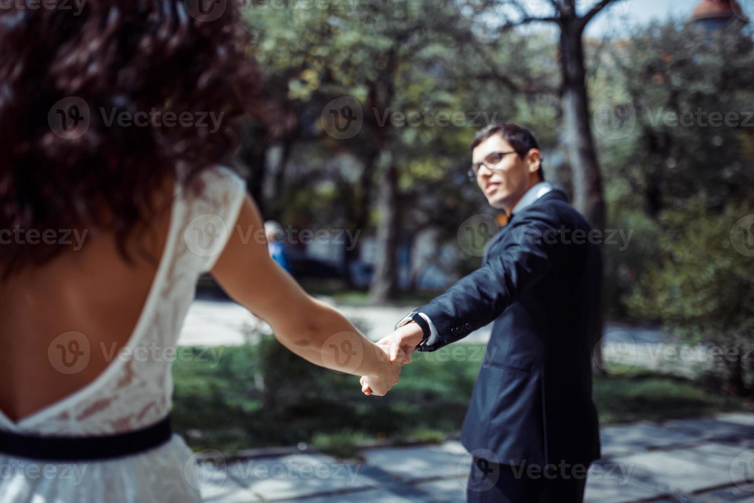 couple heureux et aimant marchant et faisant des photos dans la vieille ville