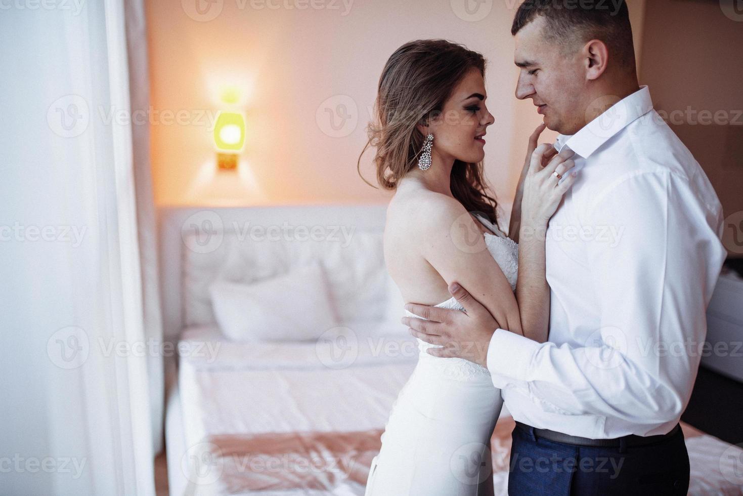 couple de mariés dans une chambre d'hôtel photo