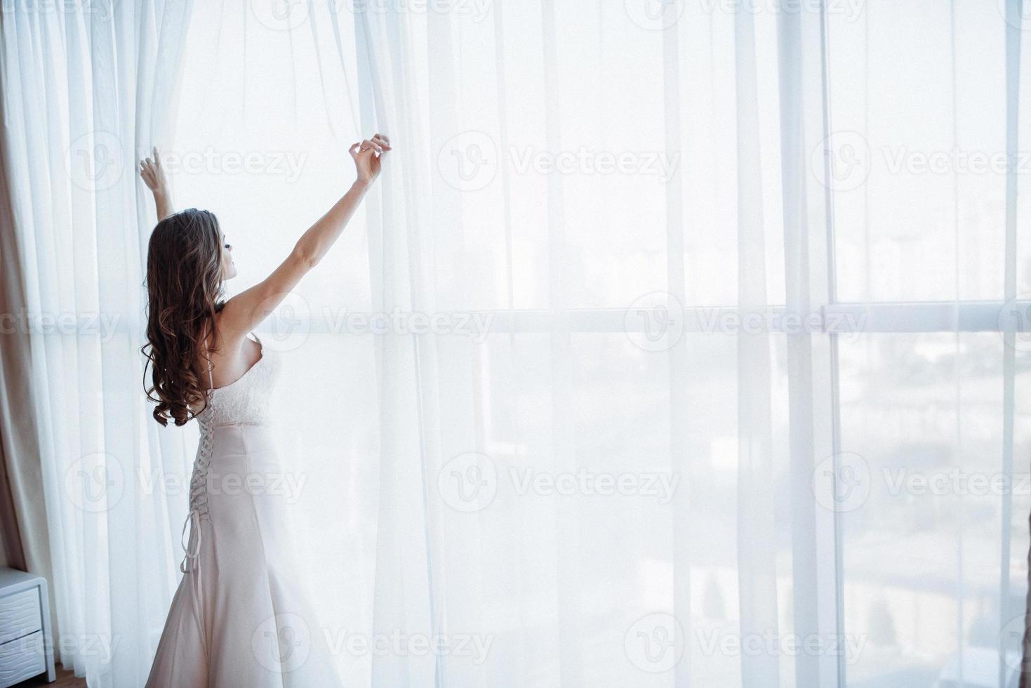 belle mariée posant en plein jour photo