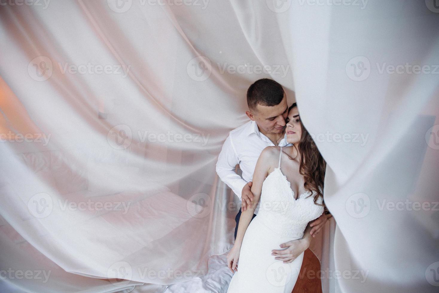 couple de mariés dans une chambre d'hôtel photo