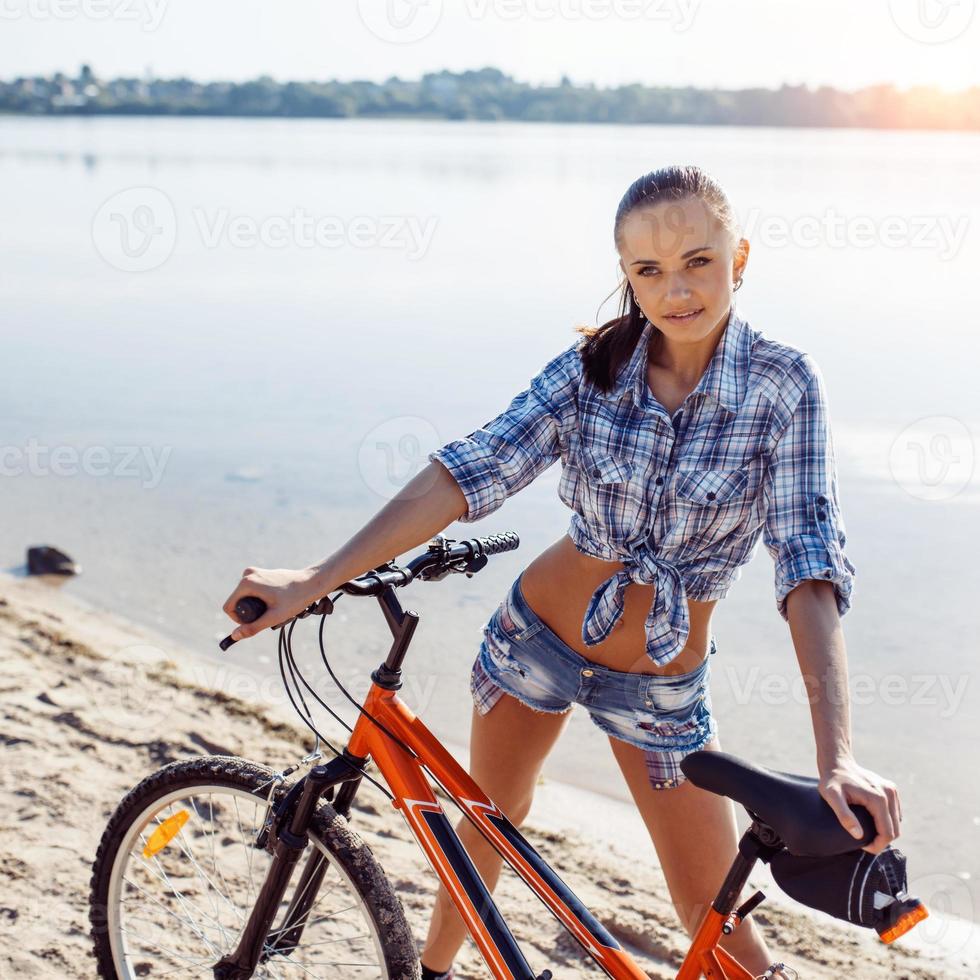 femme sur un vélo à la plage photo